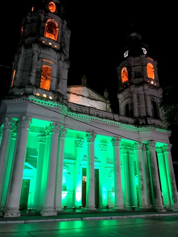 CONCIENTIZACIÓN EN TODO EL PAÍS: La Catedral de Goya también se tiñó de verde por el Día Nacional de la Donación de Órganos.