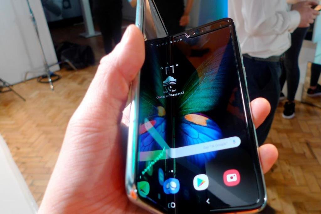 Samsung postergó el lanzamiento de su teléfono plegable por fallas en la pantalla