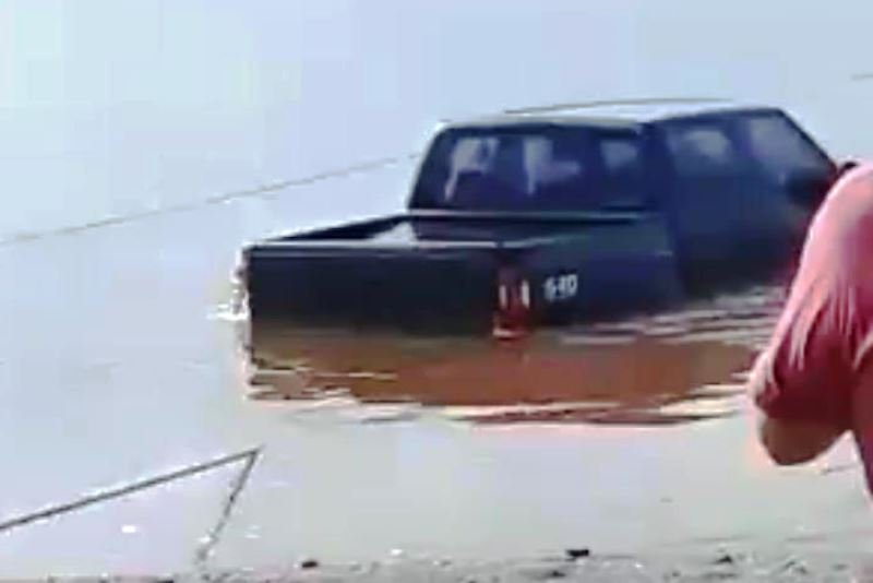 En La Cruz, un hombre cayó con una camioneta al río Uruguay y se ahogó