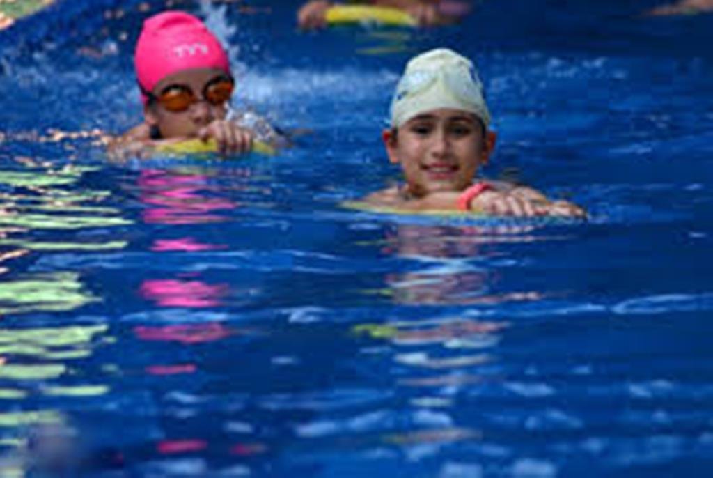 Competencia local de natación para niños y adultos