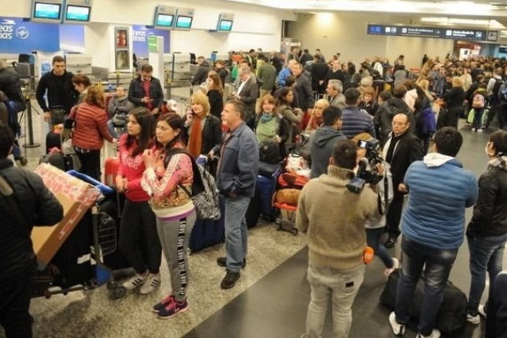 Caos en Aeroparque y Ezeiza: 55 vuelos cancelados y más de 6 mil pasajeros afectados por un paro de despachantes