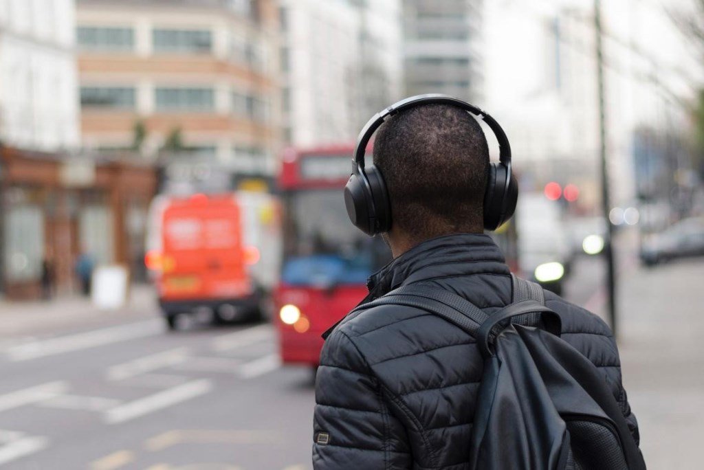 Así funcionan los auriculares inteligentes que salvarán la vida de miles de peatones