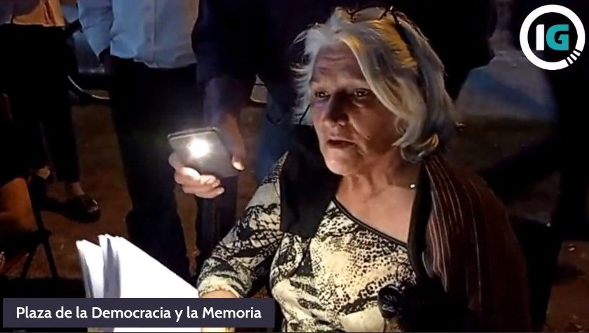 Historias de detenidos desaparecidos, leídas en la plaza de la Democracia y la Memoria.