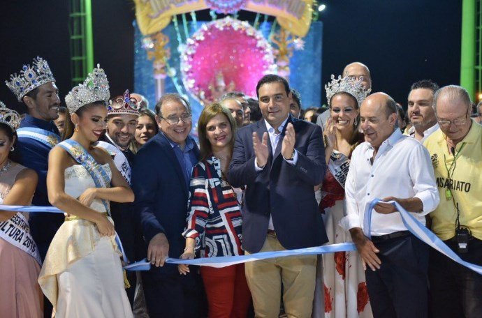 Gustavo Valdés a la tarde declaró el estado de catástrofe y a la noche inauguró los carnavales