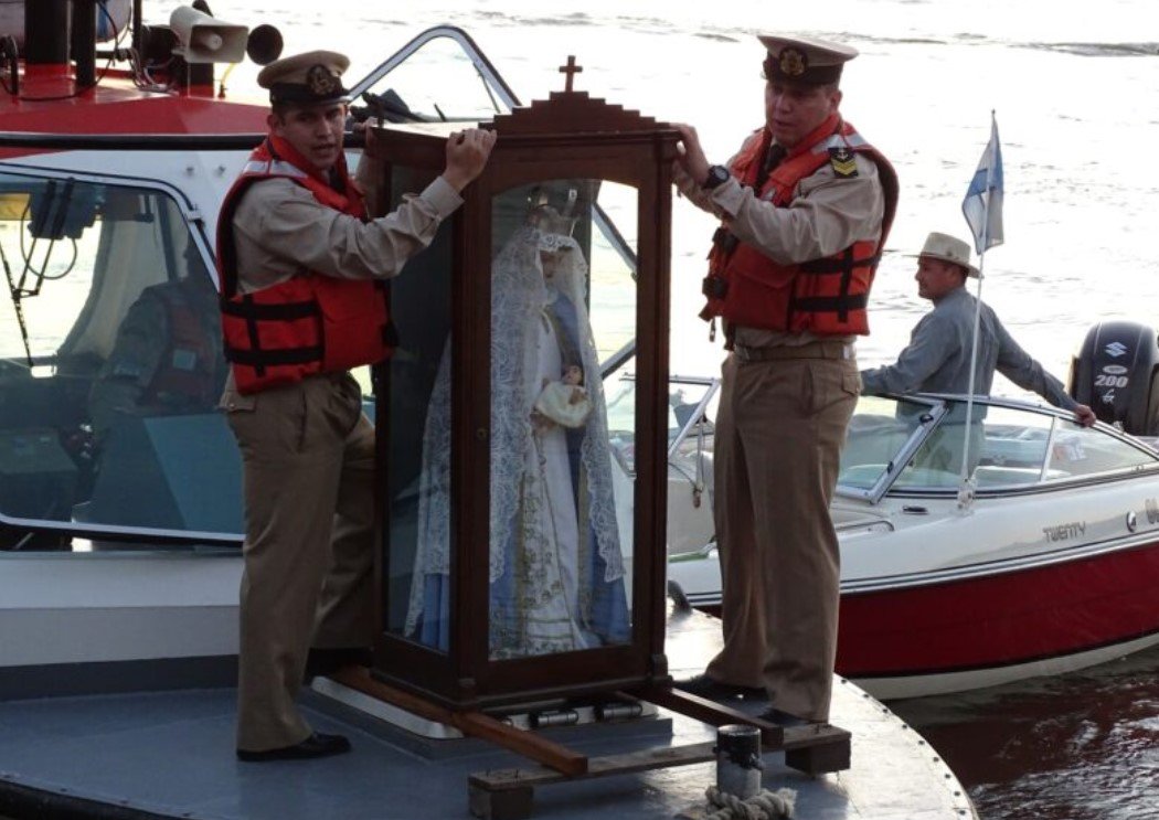 Comienza la novena de la Virgen del Rosario con una procesión náutica